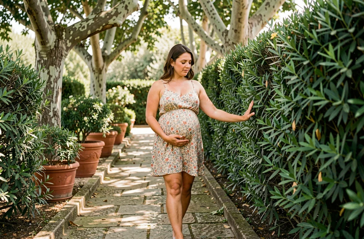 Femme enceinte se promenant dans un jardin verdoyant de Perpignan lors d'une séance photo